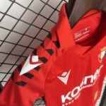 conjunto-niño-osasuna-primera-equipacion-2025-2026-hombro conjunto-niño-osasuna-primera-equipacion-2025-2026-hombro