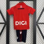 conjunto-niño-osasuna-primera-equipacion-2025-2026-parte-trasera conjunto-niño-osasuna-primera-equipacion-2025-2026-parte-trasera