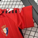 conjunto-niño-osasuna-primera-equipacion-2025-2026-puño conjunto-niño-osasuna-primera-equipacion-2025-2026-puño