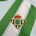 conjunto-niño-real-betis-segunda-equipacion-2025-2026-escudo