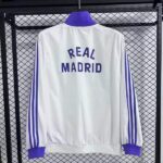 Cortaviento Real Madrid blanco con morado 2025-2026 dorsal Cortaviento Real Madrid blanco con morado 2025-2026 dorsal