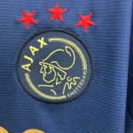 camiseta-ajax-bob-marley-edicion-especial-azul-2025-2026-escudo