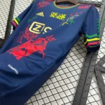 camiseta-ajax-bob-marley-edicion-especial-azul-2025-2026-lateral