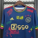 camiseta-ajax-bob-marley-edicion-especial-azul-2025-2026-pecho