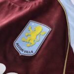 camiseta-aston-villa-primera-equipacion-2025-2026-escudo