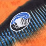camiseta-atalanta-tercera-equipacion-2025-2026-escudo