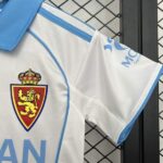 conjunto-niño-real-zaragoza-primera-equipacion-2025-2026-escudo