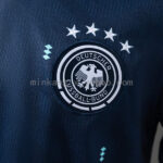 camiseta-alemania-segunda-equipacion-2025-2026-escudo