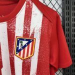 camiseta-atletico-de-madrid-pre-partido-2025-2026-escudo camiseta-atletico-de-madrid-pre-partido-2025-2026-escudo