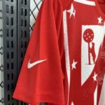 camiseta-atletico-de-madrid-pre-partido-2025-2026-puño camiseta-atletico-de-madrid-pre-partido-2025-2026-puño