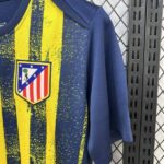 camiseta-atletico-madrid-pre-partido-2025-2026-escudo camiseta-atletico-madrid-pre-partido-2025-2026-escudo
