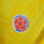 camiseta-colombia-mujer-primera-equipacion-2026-1-escudo