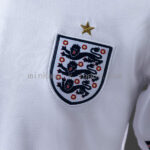 camiseta-inglaterra-primera-equipacion-mundial-2026-escudo