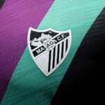 camiseta-malaga-segunda-equipacion-2025-2026-escudo camiseta-malaga-segunda-equipacion-2025-2026-escudo