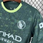 camiseta-manchester-city-cuarta-equipacion-2025-2026-escudo