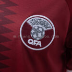 camiseta-qatar-primera-equipacion-2026-escudo