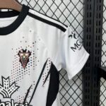 conjunto-niño-albacete-primera-equipacion-2025-2026-puño