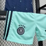 conjunto-niño-alemania-segunda-equipacion-2026-escudo