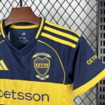 conjunto-niño-boca-juniors-primera-equipacion-2025-2026-escudo conjunto-niño-boca-juniors-primera-equipacion-2025-2026-escudo