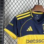 conjunto-niño-boca-juniors-primera-equipacion-2025-2026-puño conjunto-niño-boca-juniors-primera-equipacion-2025-2026-puño