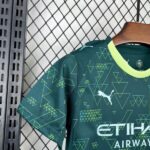conjunto-niño-manchester-city-cuarta-equipacion-2025-2026-puño