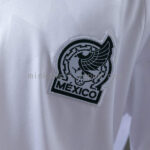 conjunto-niño-mexico-segunda-equipacion-2026-escudo