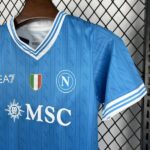 conjunto-niño-napoli-primera-equipacion-2025-2026-escudo