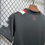 conjunto-niño-sporting-de-gijon-segunda-equipacion-2025-2026-cuello-trasero conjunto-niño-sporting-de-gijon-segunda-equipacion-2025-2026-cuello-trasero