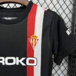 conjunto-niño-sporting-de-gijon-segunda-equipacion-2025-2026-escudo conjunto-niño-sporting-de-gijon-segunda-equipacion-2025-2026-escudo