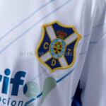 conjunto-niño-tenerife-primera-equipacion-2025-2026-escudo