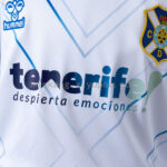 conjunto-niño-tenerife-primera-equipacion-2025-2026-pecho