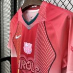 camiseta-barcelona-edicion-especial-karol-g-2025-2026-lado-izquierdo camiseta-barcelona-edicion-especial-karol-g-2025-2026-lado-izquierdo