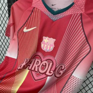 camiseta-barcelona-edicion-especial-karol-g-2025-2026-pecho