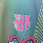 camiseta-barcelona-edicion-karol-g-celeste-2025-2026-escudo