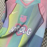 camiseta-barcelona-edicion-karol-g-celeste-2025-2026-lateral