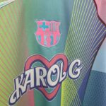 camiseta-barcelona-edicion-karol-g-celeste-2025-2026-pecho