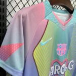 camiseta-barcelona-edicion-karol-g-celeste-2025-2026-puño