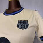 camiseta-fc-barcelona-segunda-equipacion-mujer-2025-2026-escudo camiseta-fc-barcelona-segunda-equipacion-mujer-2025-2026-escudo