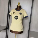camiseta-fc-barcelona-segunda-equipacion-mujer-2025-2026-lateral-2 camiseta-fc-barcelona-segunda-equipacion-mujer-2025-2026-lateral-2