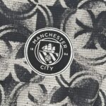 camiseta-manchester-city-calentamiento-segunda-equipacion-2025-2026-escudo camiseta-manchester-city-calentamiento-segunda-equipacion-2025-2026-escudo