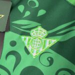 camiseta-real-betis-calentamiento-manga-larga-dia-de-muertos-2025-2026-escudo