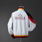 cortaviento-barcelona-blanco-2025-2026-parte-trasera cortaviento-barcelona-blanco-2025-2026-parte-trasera