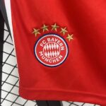 pantalon-corto-bayern-munich-primera-equipacion-2025-2026-escudo pantalon-corto-bayern-munich-primera-equipacion-2025-2026-escudo