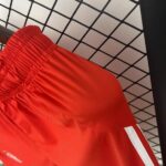 pantalon-corto-bayern-munich-primera-equipacion-2025-2026-lateral pantalon-corto-bayern-munich-primera-equipacion-2025-2026-lateral