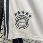 pantalon-corto-bayern-munich-segunda-equipacion-2025-2026-escudo pantalon-corto-bayern-munich-segunda-equipacion-2025-2026-escudo