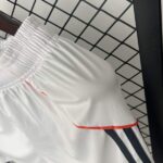 pantalon-corto-bayern-munich-segunda-equipacion-2025-2026-lateral pantalon-corto-bayern-munich-segunda-equipacion-2025-2026-lateral