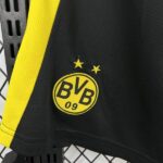 pantalon-corto-borussia-dortmund-primera-equipacion-2025-2026-escudo pantalon-corto-borussia-dortmund-primera-equipacion-2025-2026-escudo
