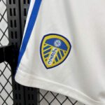 pantalon-corto-leeds-united-primera-equipacion-2025-2026-escudo pantalon-corto-leeds-united-primera-equipacion-2025-2026-escudo