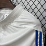 pantalon-corto-leeds-united-primera-equipacion-2025-2026-lateral pantalon-corto-leeds-united-primera-equipacion-2025-2026-lateral