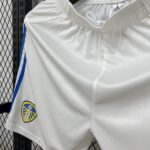 pantalon-corto-leeds-united-primera-equipacion-2025-2026-pretina pantalon-corto-leeds-united-primera-equipacion-2025-2026-pretina